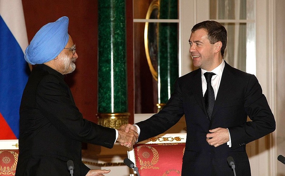 С Премьер-министром Индии Манмоханом Сингхом по окончании пресс-конференции по итогам российско-индийских переговоров.