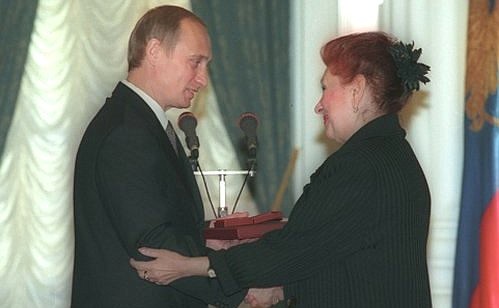 Церемония вручения Государственных премий в области литературы и искусства за 1999 год. Государственная премия вручается актрисе театра и кино Инне Ульяновой.