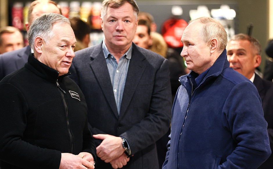 At the M-12 Vostok Motorway road service facility. With Russian Highways CEO Vyacheslav Petushenko (left) and Deputy Prime Minister Marat Khusnullin.