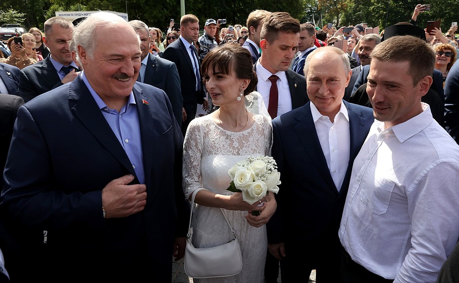 Владимир Путин и Александр Лукашенко пообщались с собравшимися на площади у Никольского Морского собора.