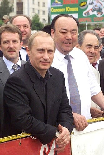 На спортивном празднике «дворового футбола». С Президентом Башкирии Муртазой Рахимовым (в центре).