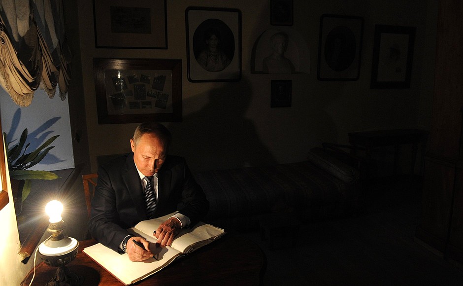 During his visit to Lev Tolstoy estate museum Yasnaya Polyana Vladimir Putin signed the visitors’ book.