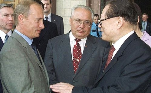 President Putin, Chinese President Jiang Zemin and MSU rector Viktor Sadovnichy (centre) meeting with University entrants, students and lecturers.