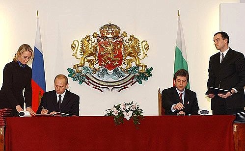 President Putin and Bulgarian President Georgi Parvanov signing a joint declaration “On the Further Deepening of Friendly Relations and Partnership between the Russian Federation and the Republic of Bulgaria.”