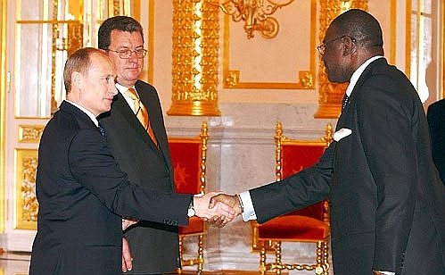 Ambassador of the Republic of Benin Vicento Ai d\'Almeida presents his letters of credential. Beside President Putin is Presidential Aide Sergei Prikhodko.