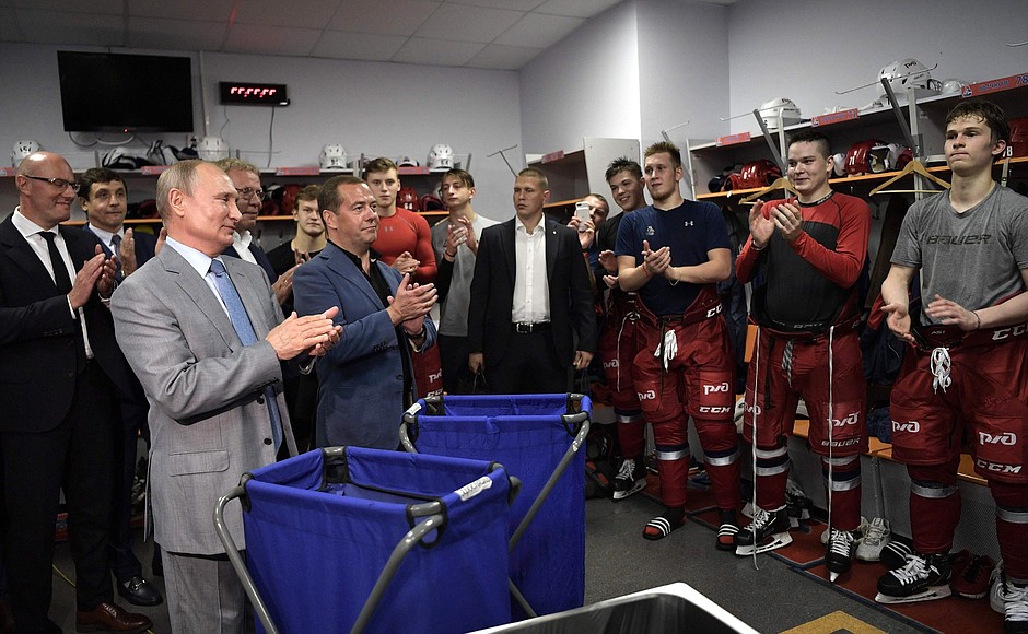 Vladimir Putin and Dmitry Medvedev talk briefly with Yaroslavl‘s Loko team, the winners of the first match of the 2019 Sirius Junior Club World Cup.