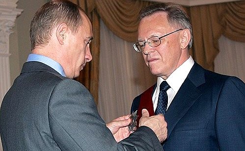 President of the Russian Academy of Sciences Yury Osipov receiving the Order for Services to the Fatherland, first degree.