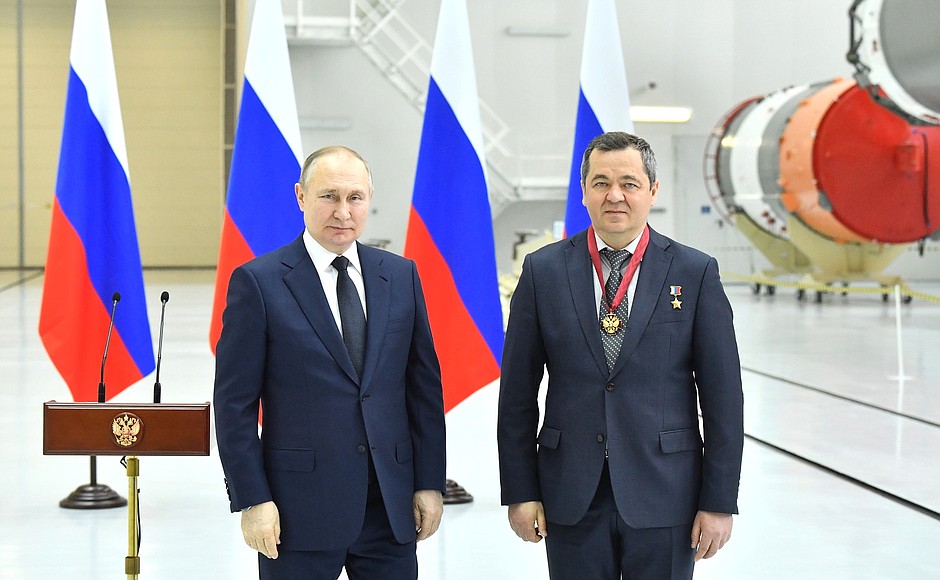 Lead specialist of Gagarin Research and Test Cosmonaut Training Centre Oleg Skripochka is awarded the Order for Service to the Fatherland, III degree.