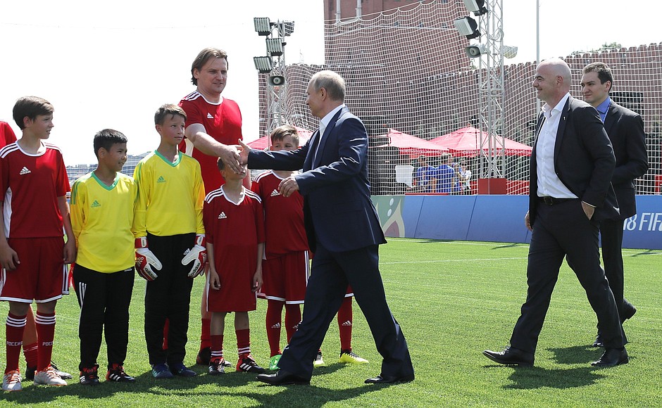 Перед началом дружеского матча с участием легенд мирового футбола и юных игроков красноярского футбольного клуба «Тотем».