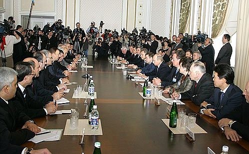 Russian-Azerbaijani talks in enlarged format.