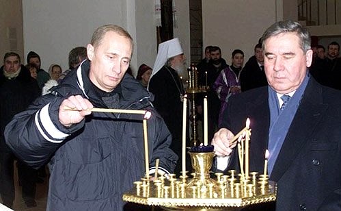 С губернатором Омской области Леонидом Полежаевым (справа) во время посещения храма Рождества Христова.