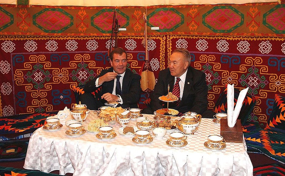 С Президентом Казахстана Нурсултаном Назарбаевым во время посещения культурного комплекса «Национальная деревня».