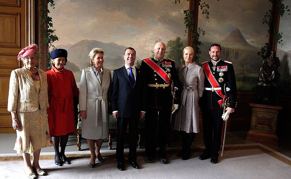 Кронпринц Норвегии Хокон Магнус, кронпринцесса Метте-Марит, Король Норвегии Харальд V, Дмитрий Медведев с супругой Светланой, Королева Соня и принцесса Астрид (справа налево) во время официальной церемонии встречи в королевском дворце.