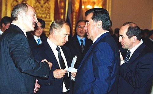 Перед началом сессии Совета коллективной безопасности. С Президентом Белоруссии Александром Лукашенко, Президентом Таджикистана Эмомали Рахмоновым и Президентом Армении Робертом Кочаряном (слева направо).