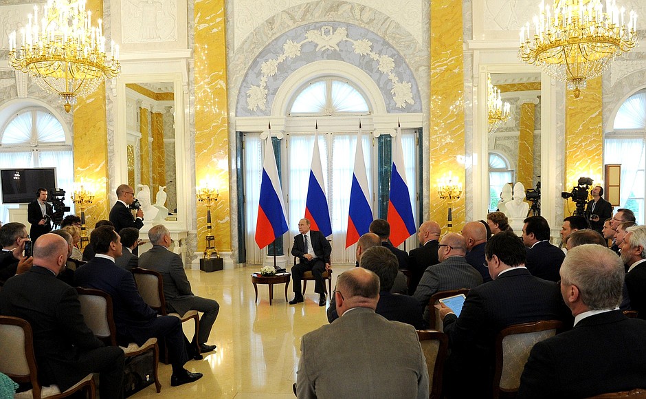 Встреча с руководителями российских промышленных предприятий в рамках XIX Петербургского международного экономического форума.