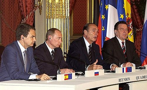 На пресс-конференции по итогам четырехсторонних переговоров. С Президентом Франции Жаком Шираком и Федеральным канцлром ФРГ Герхардом Шрёдером (справа) и Председателем Правительства Испании Хосе Луисом Родригесом Сапатеро (слева).
