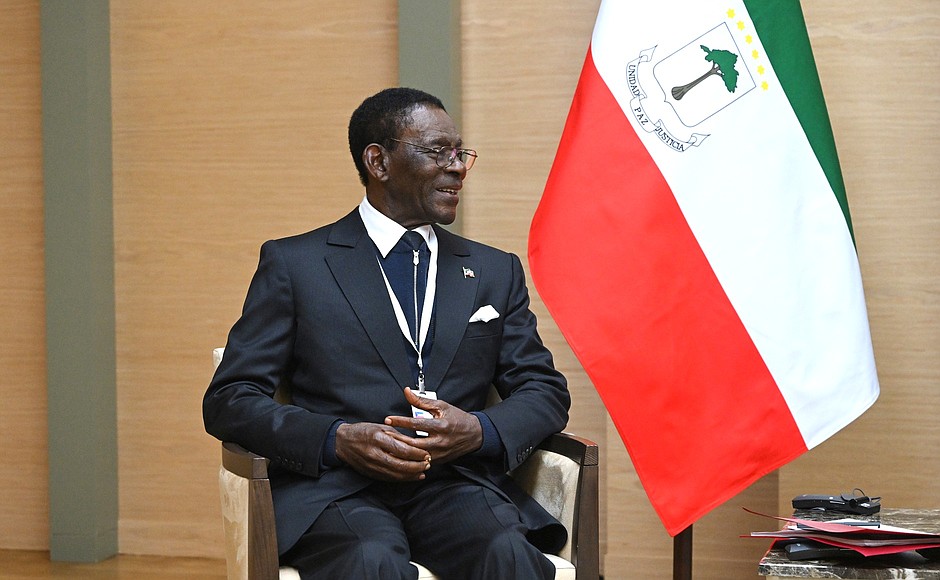 Президент Экваториальной Гвинеи Теодоро Обианг Нгема Мбасого в ходе переговоров в узком составе.