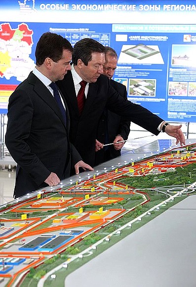 Осмотр макета территории особой экономической зоны промышленно-производственного типа «Липецк» с губернатором Липецкой области Олегом Королёвым.
