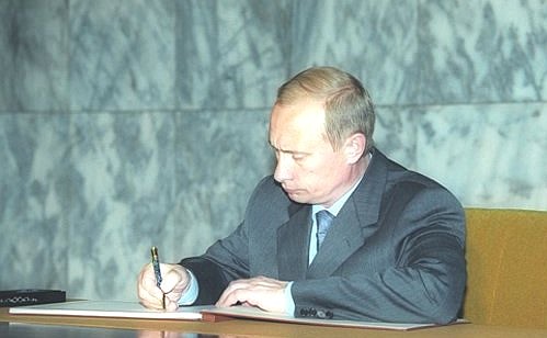 President Putin signing the guest book at the Kim Il-sung Mausoleum.