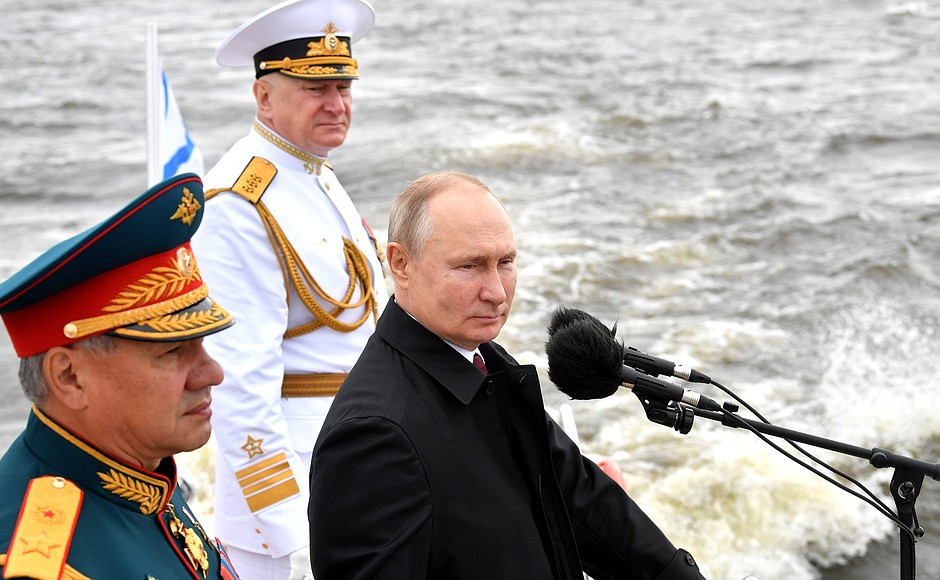 Prior to the main part of the Main Naval Parade, the Supreme Commander-in-Chief sailed aboard a cutter around the combat ships gathered in parade formation in the inner harbor of Kronstadt and greeted the crews. With Defense Minister Sergei Shoigu (left) and Commander-in-Chief of the Russian Navy Nikolai Yevmenov.