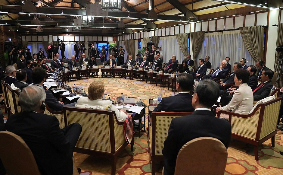 Встреча лидеров экономик АТЭС с главами делегаций стран АСЕАН.