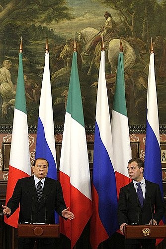 С Председателем Совета министров Италии Сильвио Берлускони на пресс-конференции по итогам переговоров.