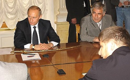 Встреча с членами футбольного клуба «Терек». Справа – тренер команды Ваит Талганов, на переднем плане – Рамзан Кадыров.