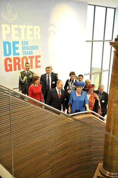 Vladimir Putin and Queen Beatrix of the Netherlands at the exhibition, Peter the Great: the Inspired Tsar.