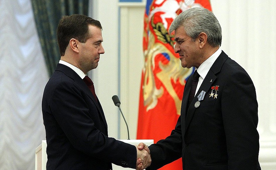 Bulgarian cosmonaut and researcher Alexander Alexandrov was awarded the Medal for Merits in Space Exploration.