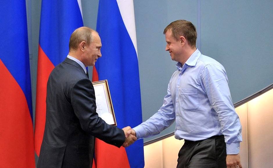 За заслуги в развитии физической культуры и спорта Владимир Путин объявил благодарность Президента Максиму Соловьёву.