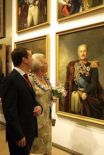 С Королевой Нидерландов Беатрикс во время осмотра экспозиции филиала Государственного Эрмитажа в Нидерландах «Эрмитаж на Амстеле».