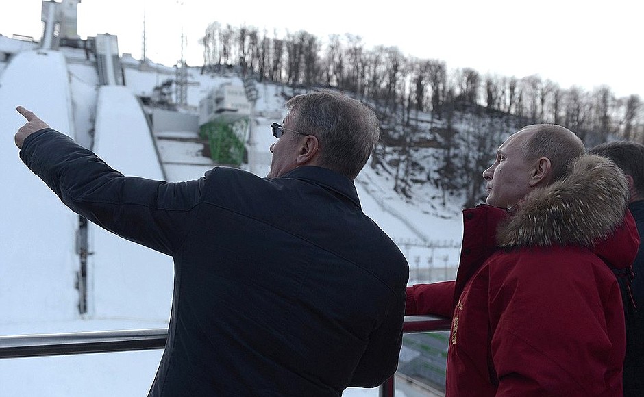 Во время посещения комплекса для прыжков с трамплинов «Русские горки». С главой «Сбербанка» Германом Грефом.