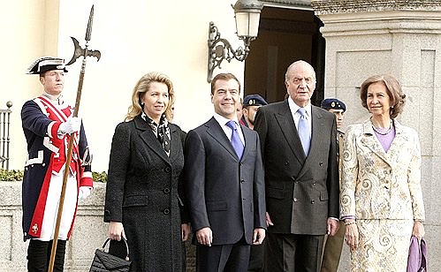 Дмитрий и Светлана Медведевы, Король Испании Хуан Карлос I и Королева София во время официальной церемонии встречи.