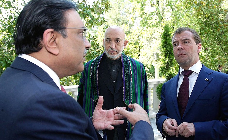 С Президентом Пакистана Асифом Али Зардари (слева) и Президентом Афганистана Хамидом Карзаем.