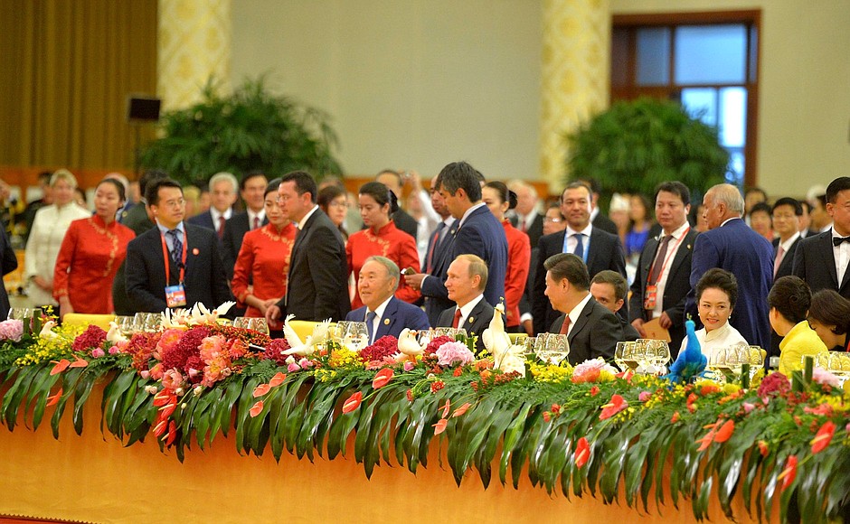 Торжественный приём по случаю 70-й годовщины Победы китайского народа в войне сопротивления Японии. С Председателем КНР Си Цзиньпином (справа) и Президентом Казахстана Нурсултаном Назарбаевым.