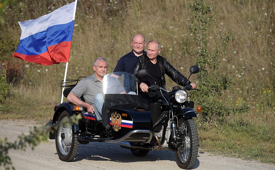 С главой Крыма Сергеем Аксёновым (слева) и врио губернатора Севастополя Михаилом Развожаевым.