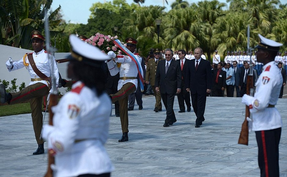 Wreath-laying ceremony at the Memorial to Soviet Internationalist Soldiers. With President of the Council of State and Council of Ministers of Cuba Raul Castro.