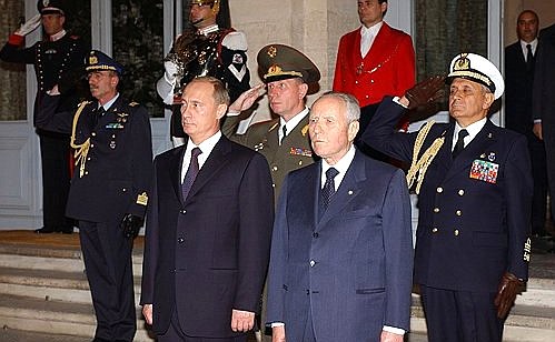 Italian President Carlo Azeglio Ciampi seeing off President Putin.