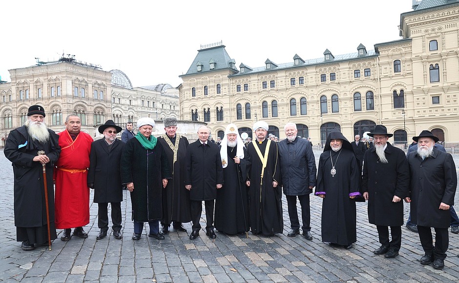 With representatives of religious denominations who took part in the flower-laying ceremony at the monument to Kuzma Minin and Dmitry Pozharsky.