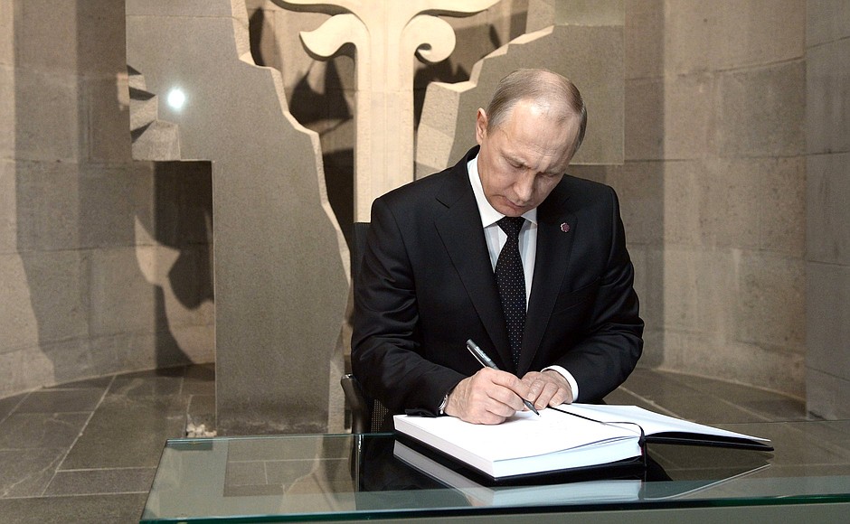 Владимир Путин сделал запись в книге почетных гостей музея мемориального комплекса «Цицернакаберд».