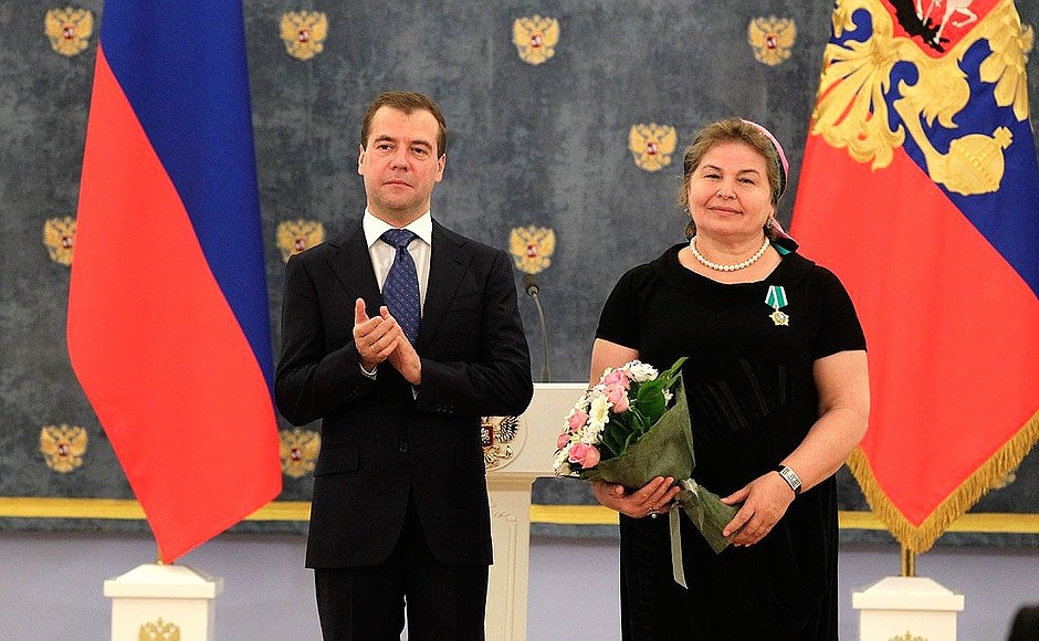 Presenting state decorations. Luiza Visitayeva, chief nurse at Gudermes Central District Hospital (Republic of Chechnya), receives the Order of Friendship.