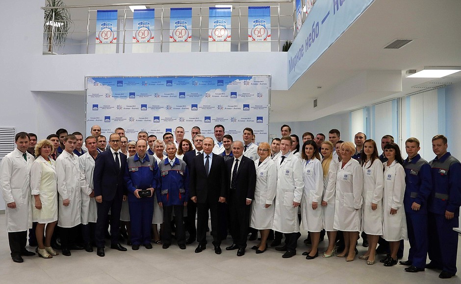 Владимир Путин поздравил работников ижевского электромеханического завода «Купол» с 60-летием предприятия.