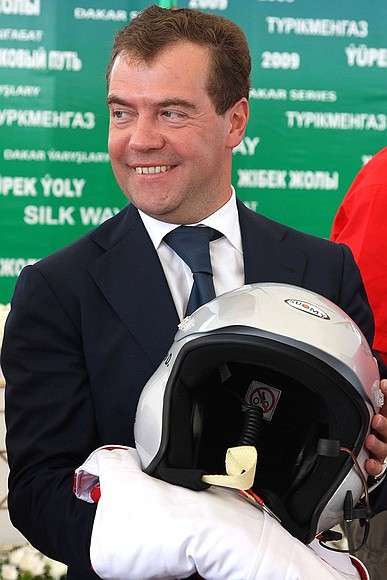 На торжественных мероприятиях завершающего этапа ралли «Шёлковый путь-2009». Организаторы мероприятия вручили Дмитрию Медведеву памятные подарки – кубок, гоночный костюм и шлем.