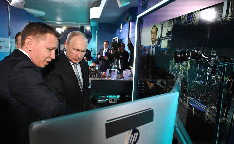 Владимир Путин посетил выставку российских достижений в сфере развития квантовых технологий ГК «Росатом» и ОАО «РЖД».