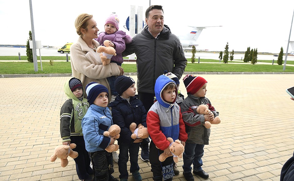 Orphans to be placed with Russian families arrive in Russia from the DPR with Maria Lvova-Belova’s assistance. With Moscow Region Governor Andrei Vorobyov.
