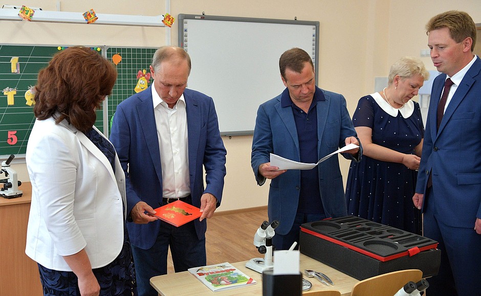 Visit to Kazachya Bukhta Educational Centre school. With Prime Minister Dmitry Medvedev.
