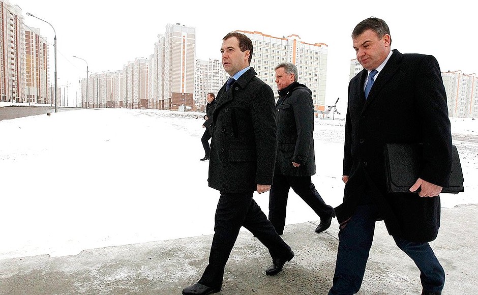 Tour of the housing complex under construction. With Moscow Region Governor Boris Gromov and Defence Minister Anatoly Serdyukov (centre).