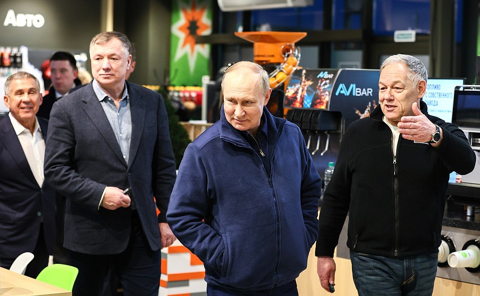 At the M-12 Vostok Motorway road service facility. With Deputy Prime Minister Marat Khusnullin (left) and Russian Highways CEO Vyacheslav Petushenko.