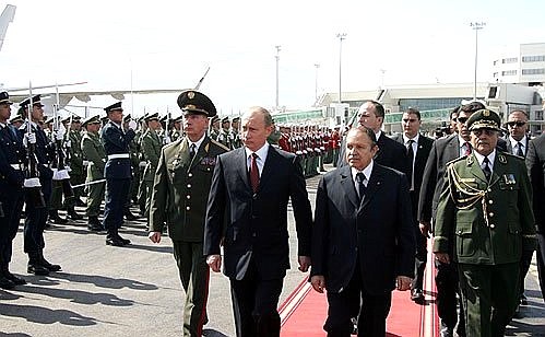 Официальная церемония встречи. Справа – Президент Алжира Абдельазиз Бутефлика.