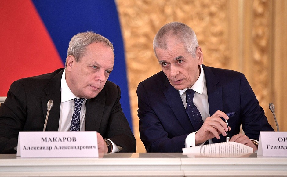 Director of the Engelhardt Institute of Molecular Biology Alexander Makarov, left, and State Duma Deputy Gennady Onishchenko at the meeting of the Council for Science and Education.